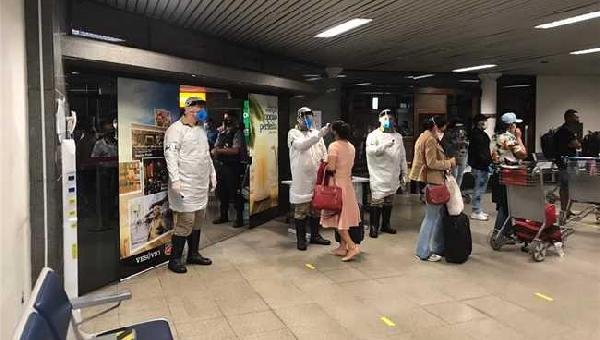 PASSAGEIROS SÃO MONITORADOS NO AEROPORTO JORGE AMADO