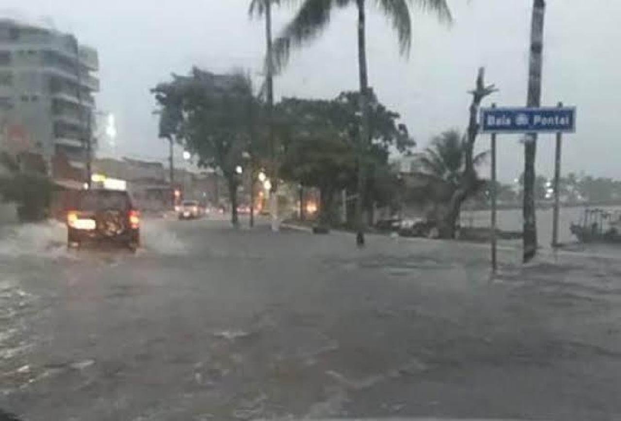 CHUVA DERRUBA TELHADO DE DUAS CASAS EM ILHÉUS CHUVA DERRUBA TELHADO DE DUAS CASAS EM ILHÉUS