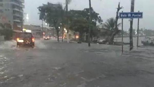 CHUVA DERRUBA TELHADO DE DUAS CASAS EM ILHÉUS