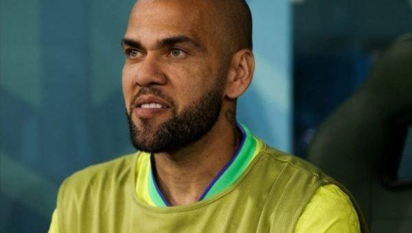 DANIEL ALVES É SOLTO APÓS DEFESA PAGAR FIANÇA