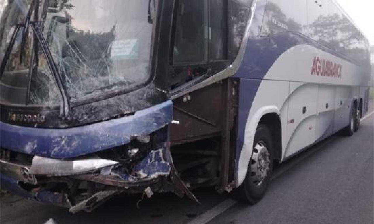ACIDENTE ENVOLVENDO ÔNIBUS DA ÁGUIA BRANCA DEIXA 6 PESSOAS MORTAS 