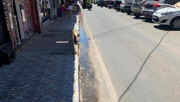 ESGOTO ESTOURADO NO CENTRO DE ILHÉUS INCOMODA COMERCIANTES E PEDESTRES PELO MAL CHEIRO