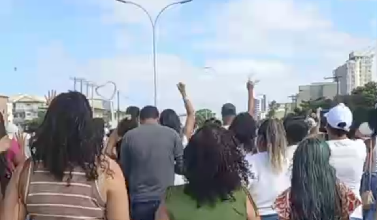 AMIGOS E FAMILIARES DE VÍTIMAS DE TRIPLO HOMICÍDIO REALIZAM MANIFESTAÇÃO NA ZONA SUL DE ILHÉUS AMIGOS E FAMILIARES DE VÍTIMAS DE TRIPLO HOMICÍDIO REALIZAM MANIFESTAÇÃO NA ZONA SUL DE ILHÉUS