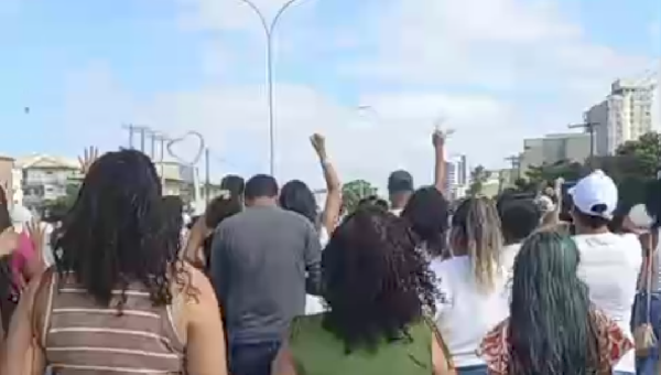 AMIGOS E FAMILIARES DE VÍTIMAS DE TRIPLO HOMICÍDIO REALIZAM MANIFESTAÇÃO NA ZONA SUL DE ILHÉUS