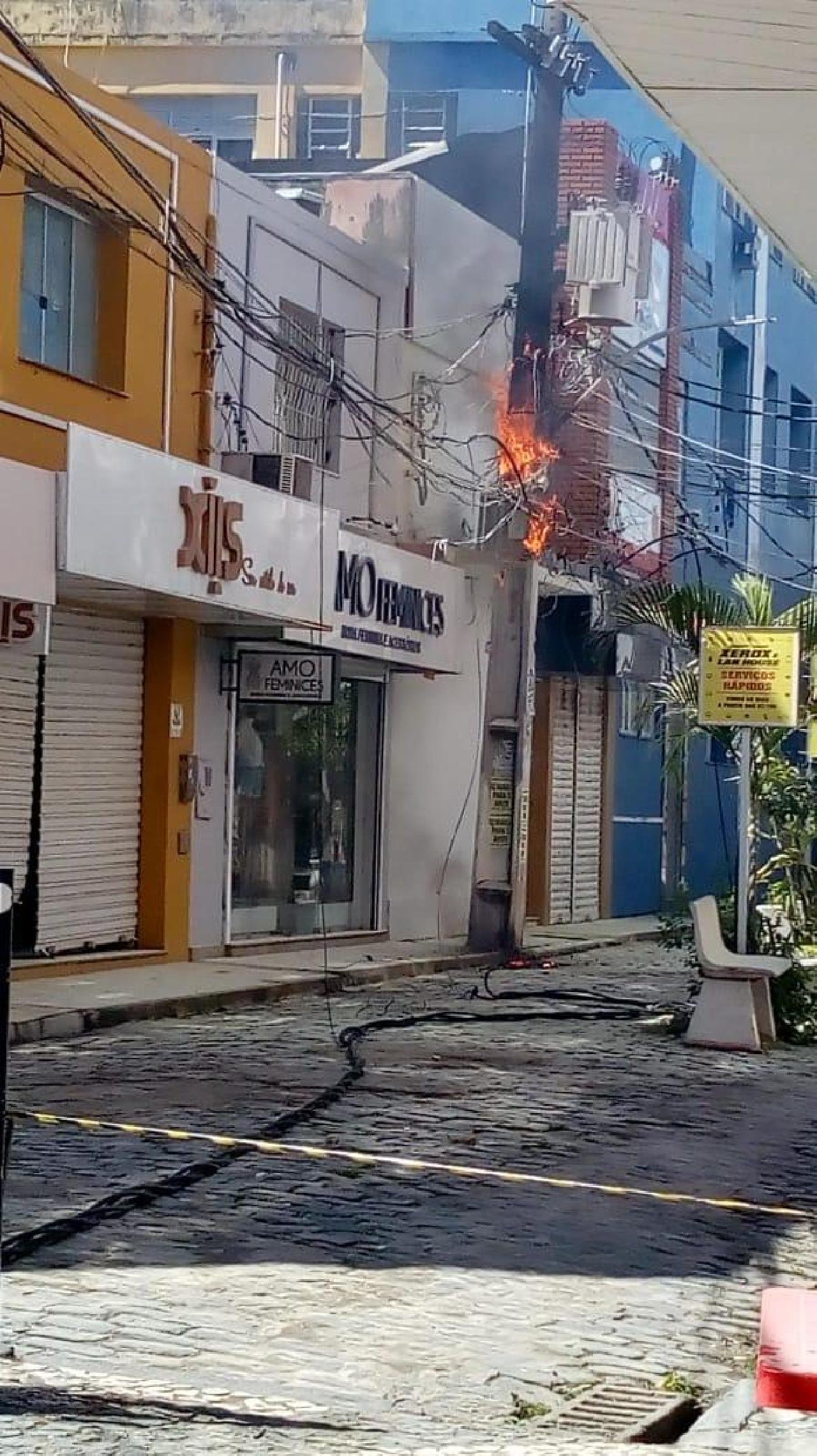 ILHÉUS: FIAÇÃO DE POSTE PEGA FOGO NO CENTRO DA CIDADE ILHÉUS: FIAÇÃO DE POSTE PEGA FOGO NO CENTRO DA CIDADE
