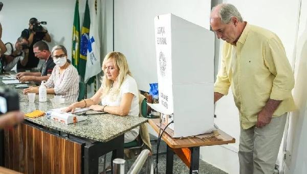 CIRO GOMES VOTA NO CEARÁ E DIZ QUE ' PRETENDE PARAR' APÓS ELEIÇÃO 