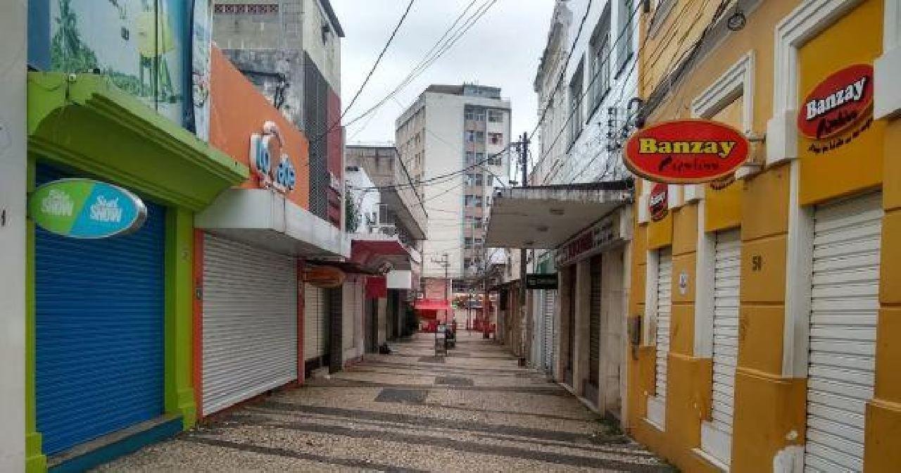 NOVO DECRETO DEFINE HORÁRIO E AMPLIA O ROL DE SERVIÇOS ESSENCIAIS NOVO DECRETO DEFINE HORÁRIO E AMPLIA O ROL DE SERVIÇOS ESSENCIAIS