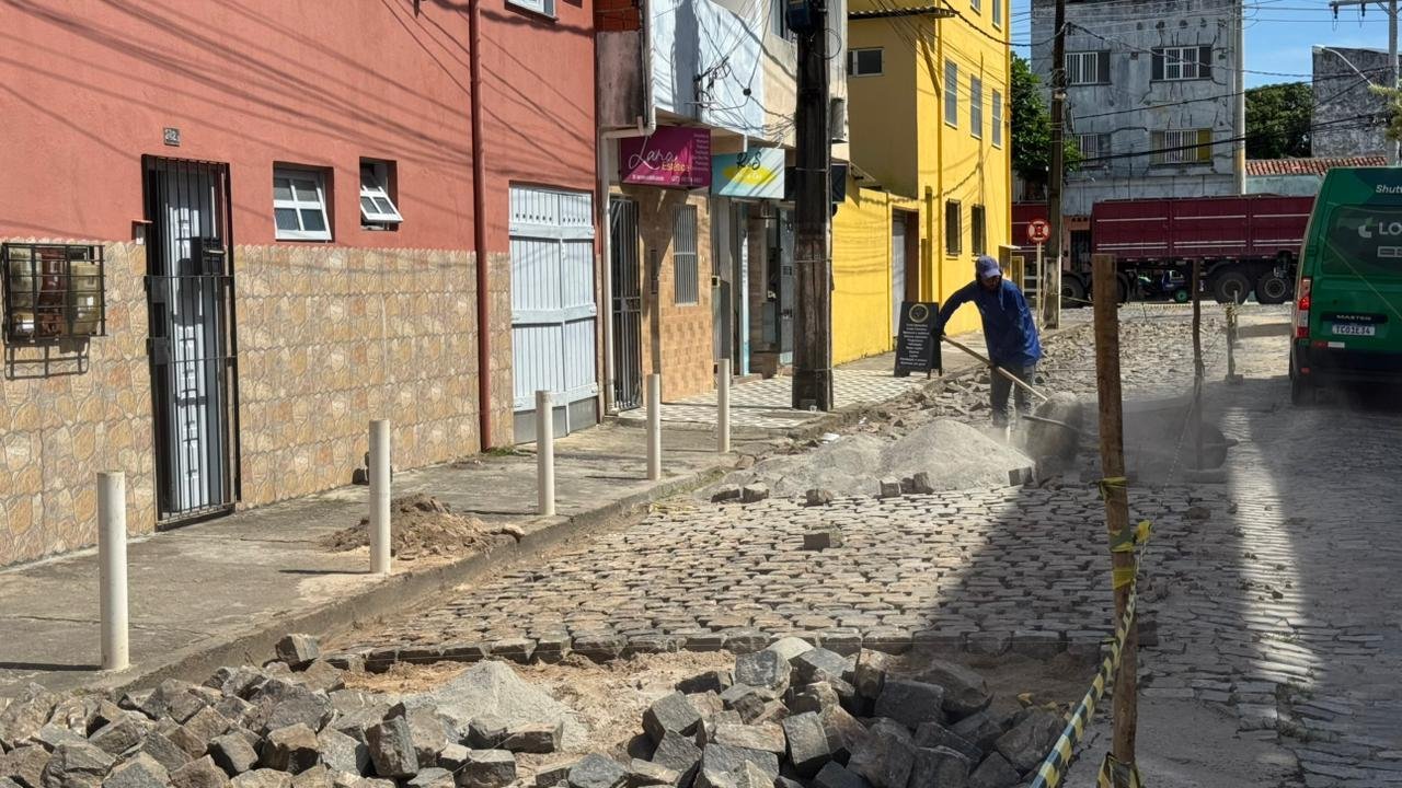 MANUTENÇÃO DE PAVIMENTO É REALIZADA NO BAIRRO SÃO FRANCISCO, EM ILHÉUS