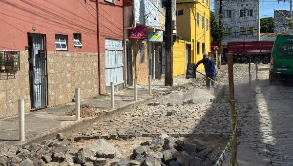 MANUTENÇÃO DE PAVIMENTO É REALIZADA NO BAIRRO SÃO FRANCISCO, EM ILHÉUS