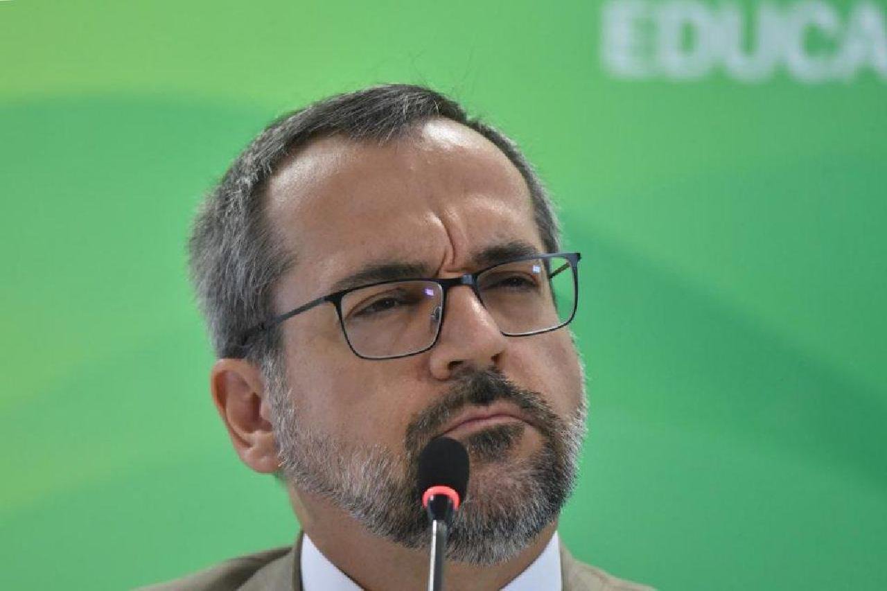 APÓS 'PARALIZAÇÃO', MINISTRO DA EDUCAÇÃO VIRA PIADA AO ESCREVER 'IMPRECIONANTE' APÓS 'PARALIZAÇÃO', MINISTRO DA EDUCAÇÃO VIRA PIADA AO ESCREVER 'IMPRECIONANTE'