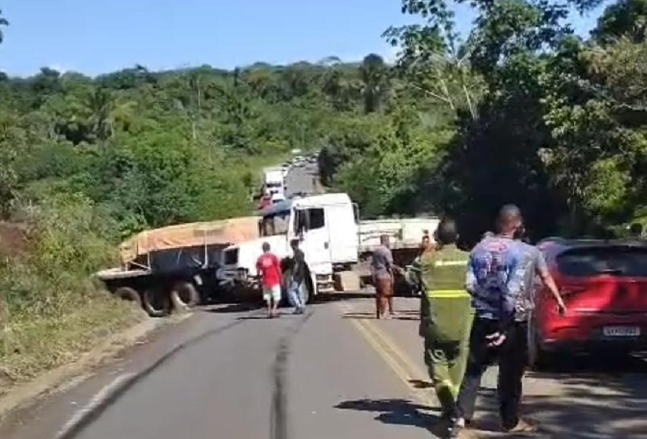 CARRETA FICA ATRAVESSADA NA BA-001 E CAUSA ENGARRAFAMENTO ENTRE ILHÉUS E ITACARÉ