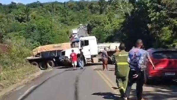 CARRETA FICA ATRAVESSADA NA BA-001 E CAUSA ENGARRAFAMENTO ENTRE ILHÉUS E ITACARÉ