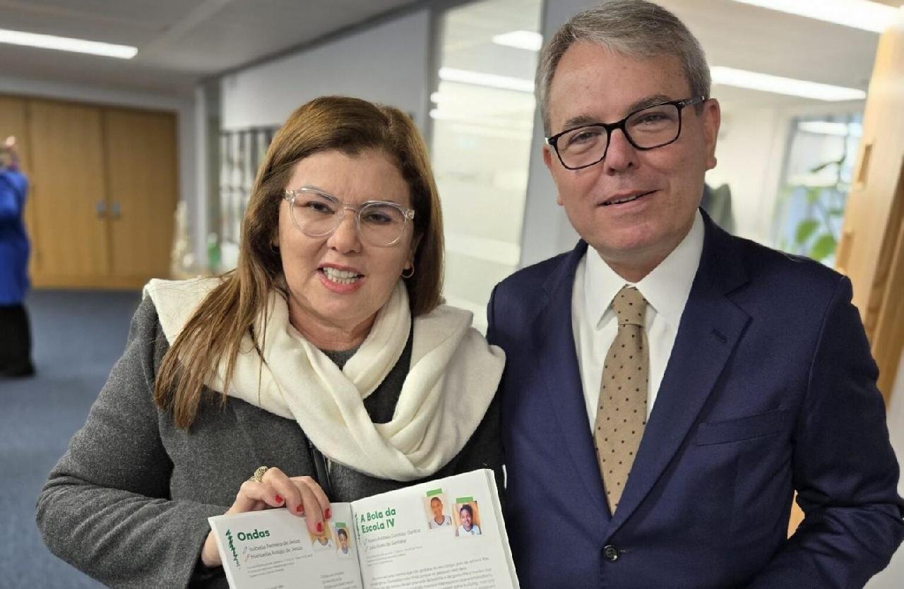 LIVROS DE ALUNOS DE ILHÉUS CHEGAM ÀS MÃOS DO CÔNSUL-GERAL DO BRASIL NO REINO UNIDO LIVROS DE ALUNOS DE ILHÉUS CHEGAM ÀS MÃOS DO CÔNSUL-GERAL DO BRASIL NO REINO UNIDO