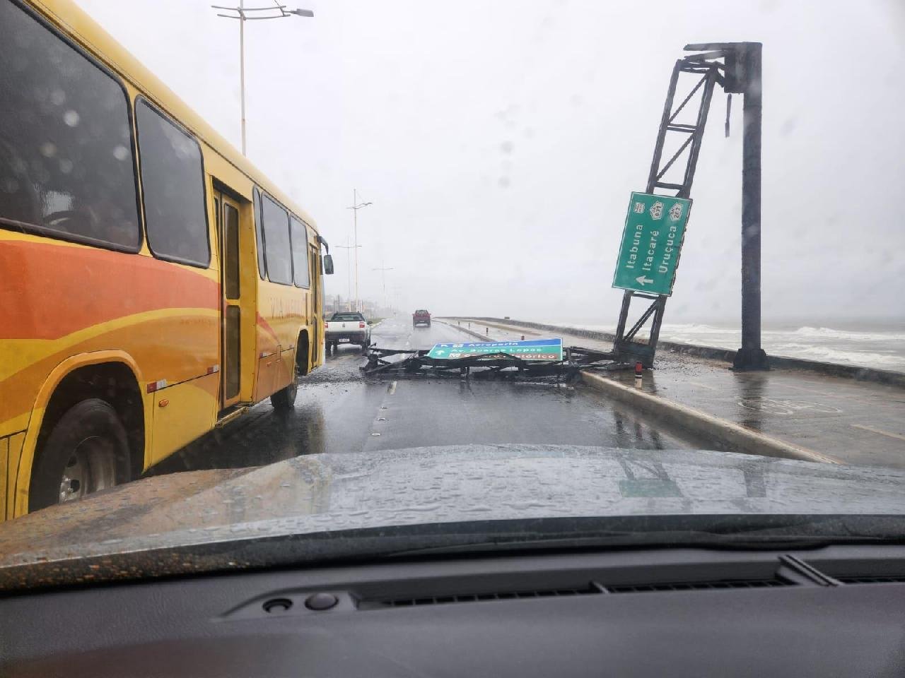 ESTRUTURA DE PLACA DE SINALIZAÇÃO CAI EM ILHÉUS ESTRUTURA DE PLACA DE SINALIZAÇÃO CAI EM ILHÉUS