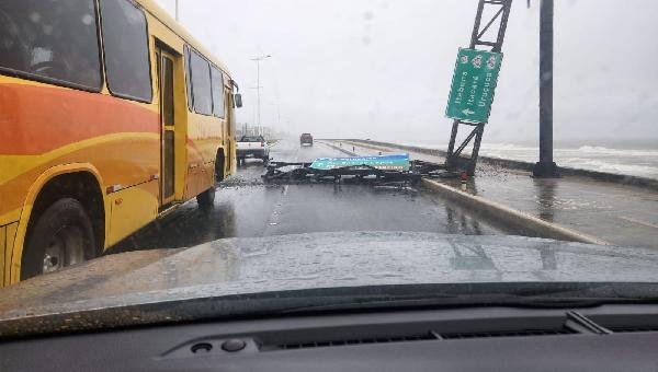 ESTRUTURA DE PLACA DE SINALIZAÇÃO CAI EM ILHÉUS 