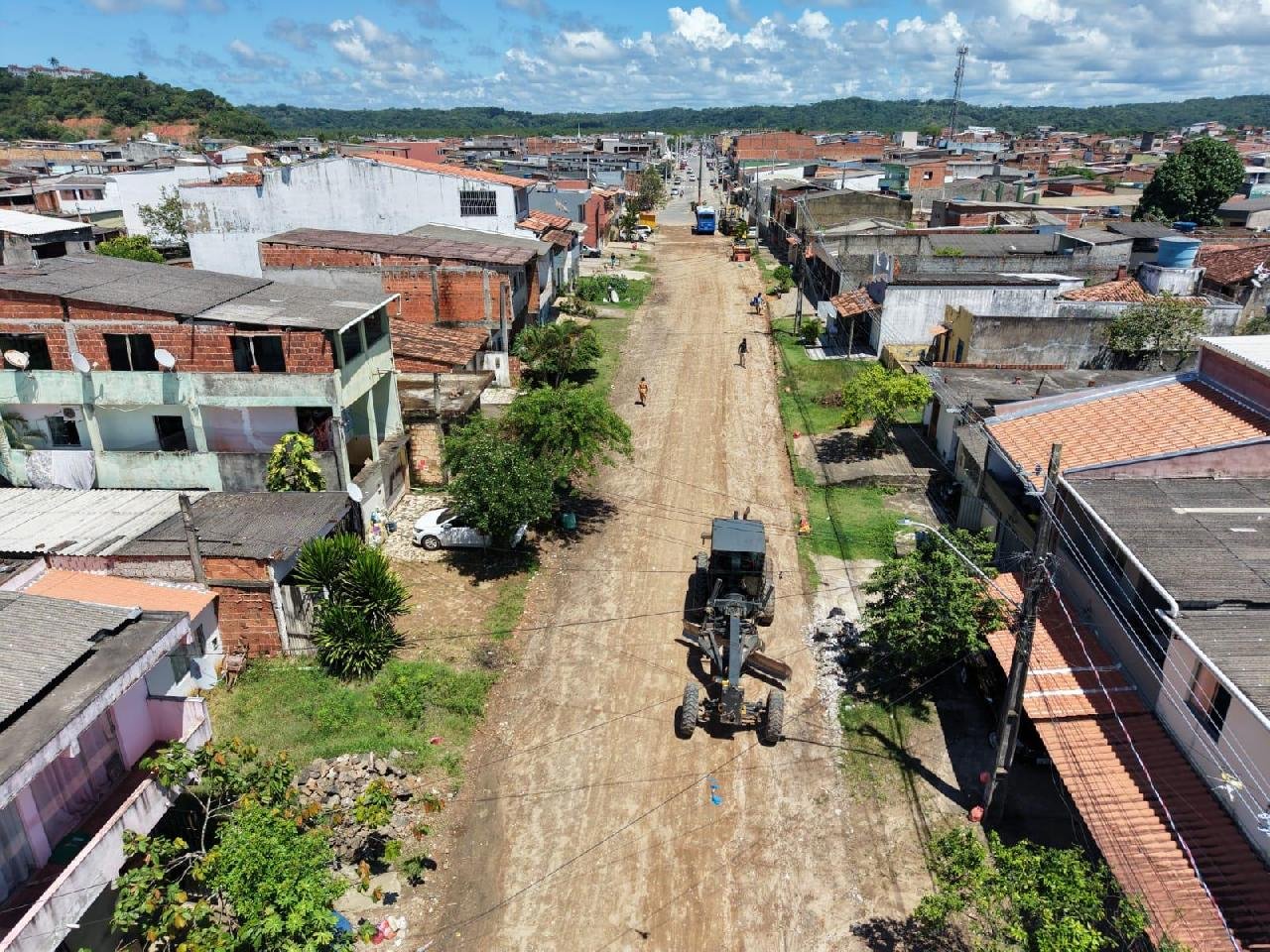 PAVIMENTAÇÃO É INICIADA NA AVENIDA GOVERNADOR PAULO SOUTO EM ILHÉUS