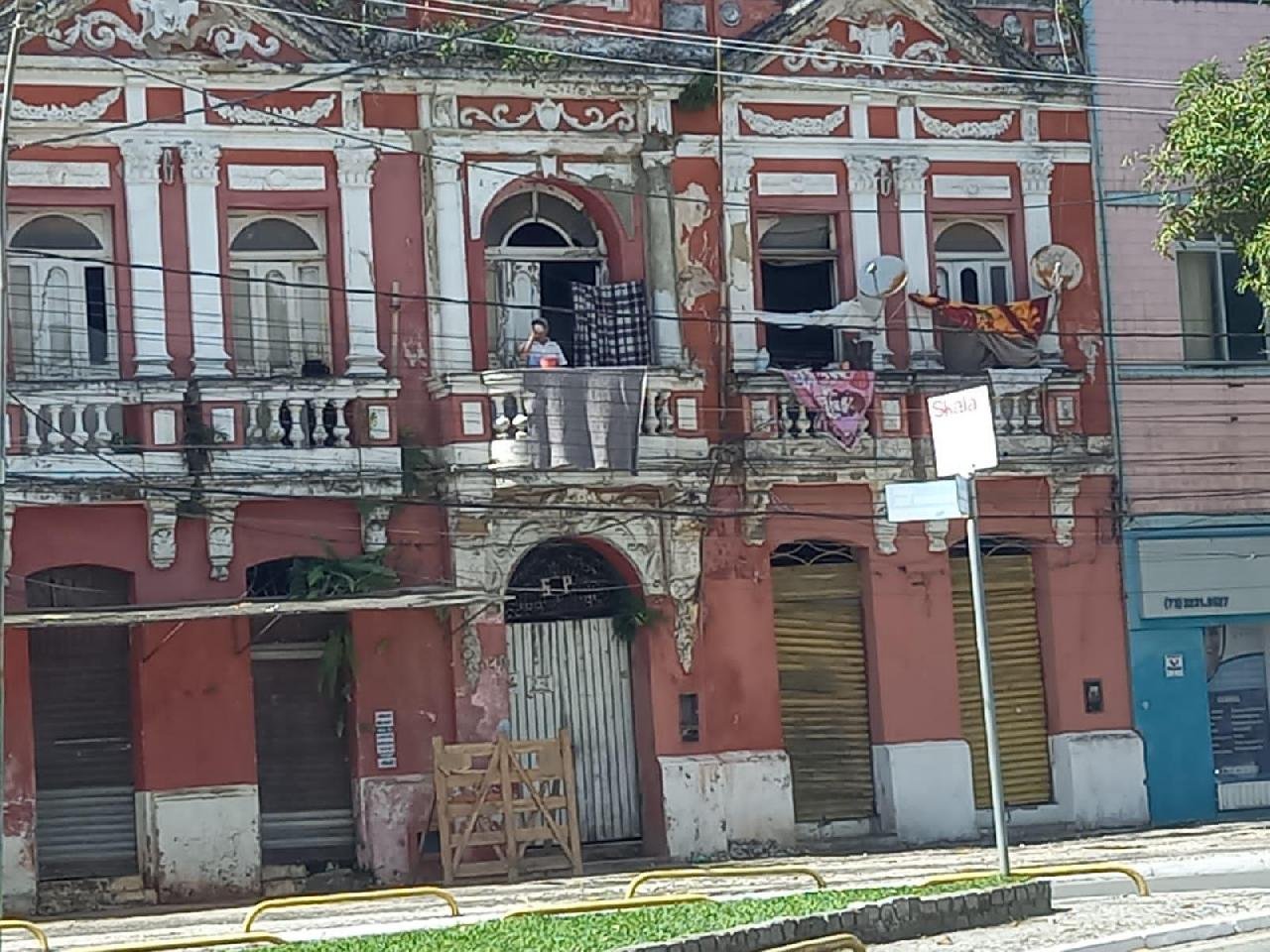 MORADORES DE RUA OCUPAM PRÉDIO ABANDONADO NA AVENIDA 2 DE JULHO MORADORES DE RUA OCUPAM PRÉDIO ABANDONADO NA AVENIDA 2 DE JULHO