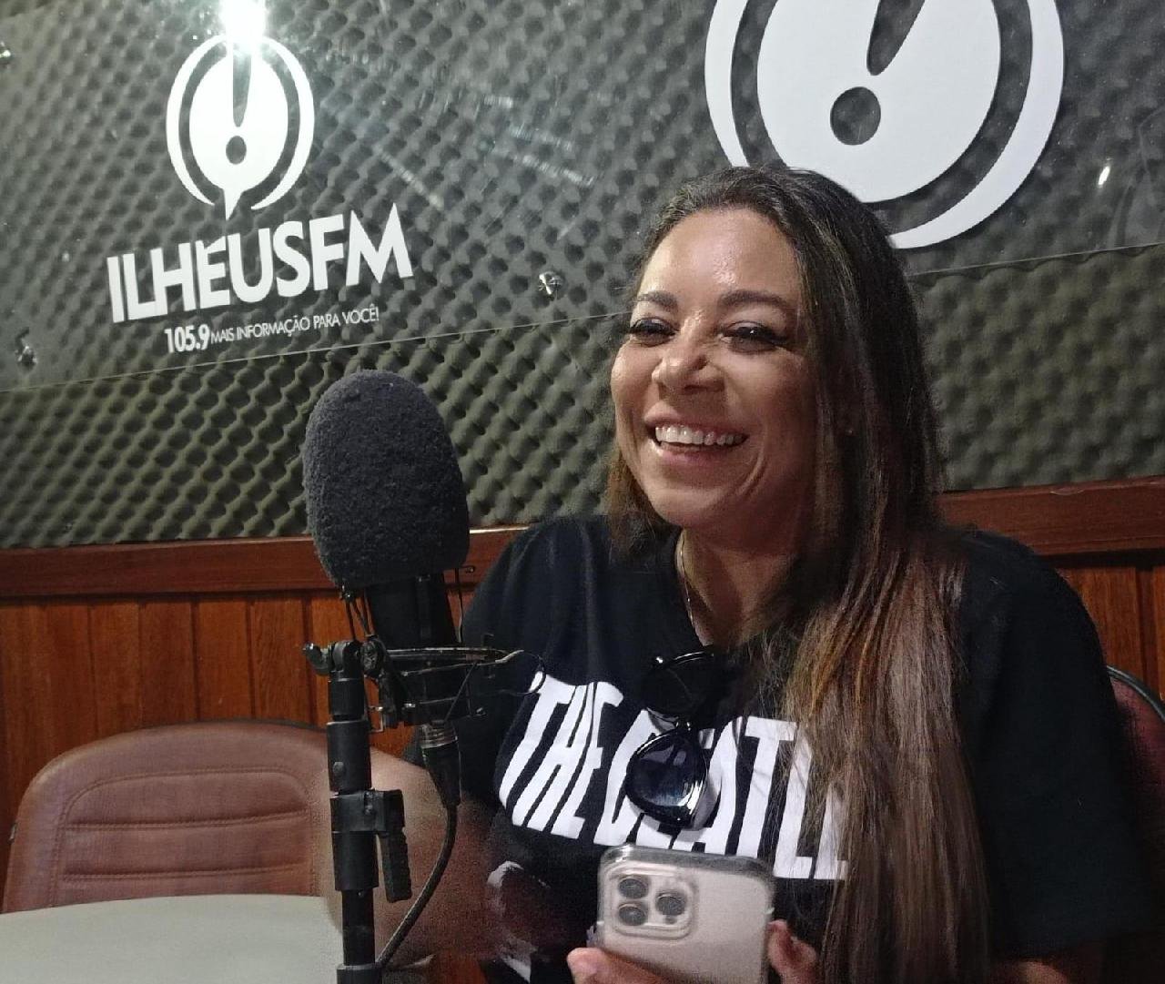 A ESPORTISTA E COMUNICADORA CÂNDIDA NAVARRO RECEBE HOJE (6) O TÍTULO DE CIDADÃ ILHEENSE A ESPORTISTA E COMUNICADORA CÂNDIDA NAVARRO RECEBE HOJE (6) O TÍTULO DE CIDADÃ ILHEENSE