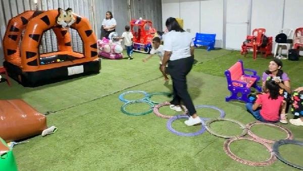 PREFEITURA VISITA BARRACAS DA VIRADA ILHÉUS 2026 PARA LEVAR CRIANÇAS AO ESPAÇO KIDS