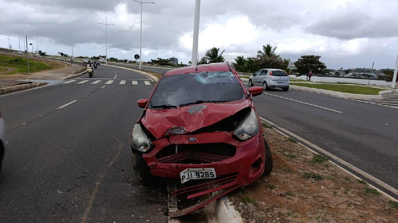 CARRO ATINGE POSTE E VAI PARAR NO CANTEIRO CENTRAL NA SAÍDA DA PONTE JORGE AMADO