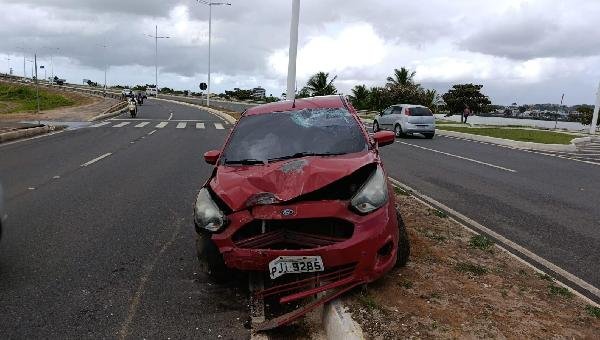CARRO ATINGE POSTE E VAI PARAR NO CANTEIRO CENTRAL NA SAÍDA DA PONTE JORGE AMADO