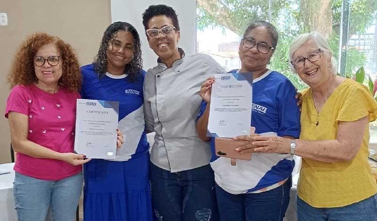 ENTREGA DE CERTIFICADOS MARCA ENCERRAMENTO DE CURSOS PROFISSIONALIZANTES PARA MULHERES EM ILHÉUS ENTREGA DE CERTIFICADOS MARCA ENCERRAMENTO DE CURSOS PROFISSIONALIZANTES PARA MULHERES EM ILHÉUS