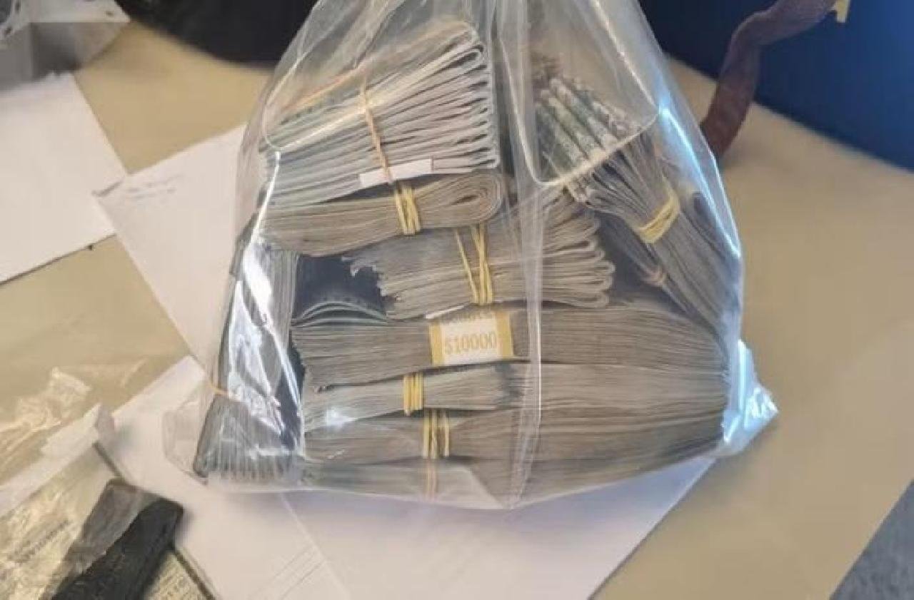 POLÍCIA FEDERAL PRENDE NA BAHIA 13 SUSPEITOS DE ESQUEMA QUE MOVIMENTOU R$ 1,4 BILHÃO POLÍCIA FEDERAL PRENDE NA BAHIA 13 SUSPEITOS DE ESQUEMA QUE MOVIMENTOU R$ 1,4 BILHÃO