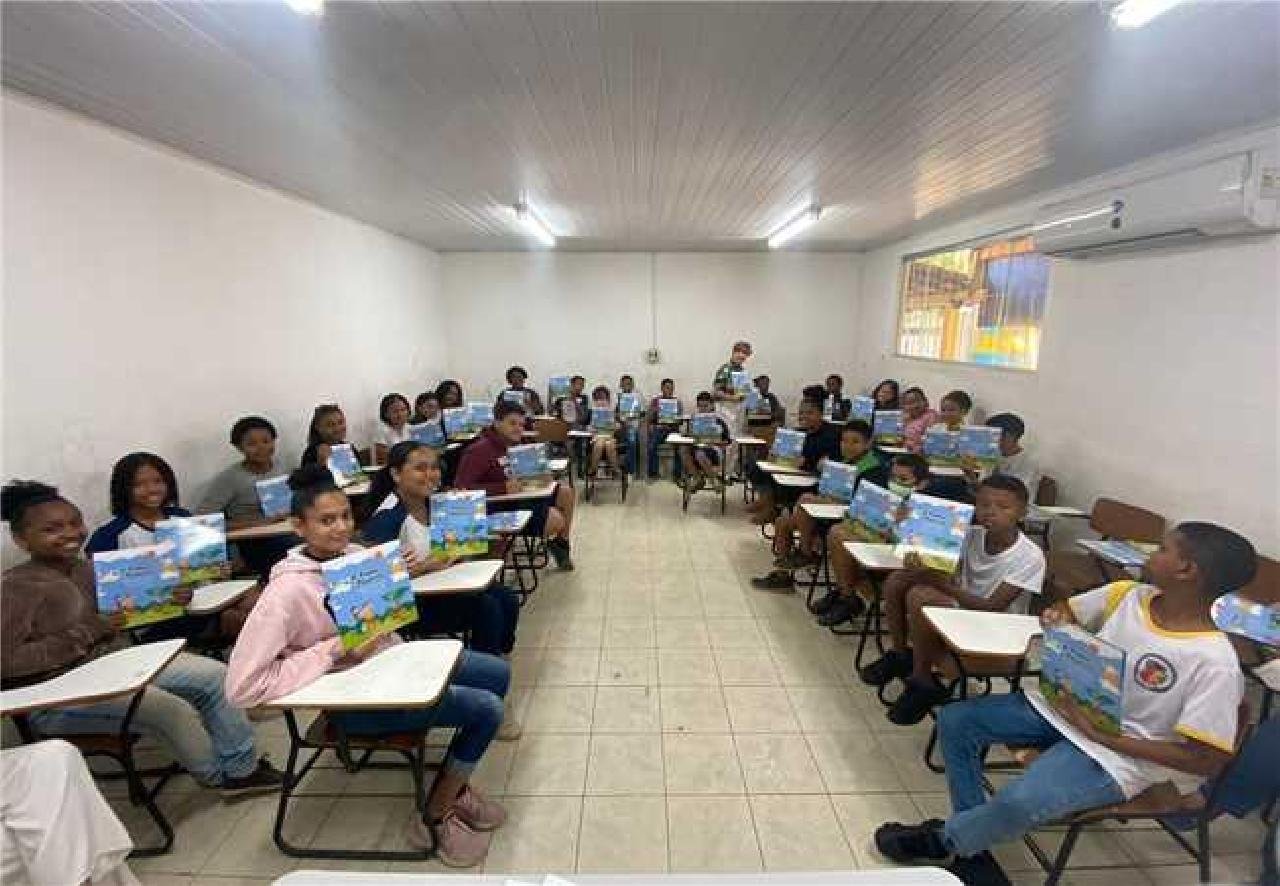 ALUNOS DA REDE MUNICIPAL DE ILHÉUS LANÇAM COLETÂNEAS LITERÁRIAS NESTA QUINTA-FEIRA (15) ALUNOS DA REDE MUNICIPAL DE ILHÉUS LANÇAM COLETÂNEAS LITERÁRIAS NESTA QUINTA-FEIRA (15)
