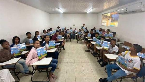 ALUNOS DA REDE MUNICIPAL DE ILHÉUS LANÇAM COLETÂNEAS LITERÁRIAS NESTA QUINTA-FEIRA (15)
