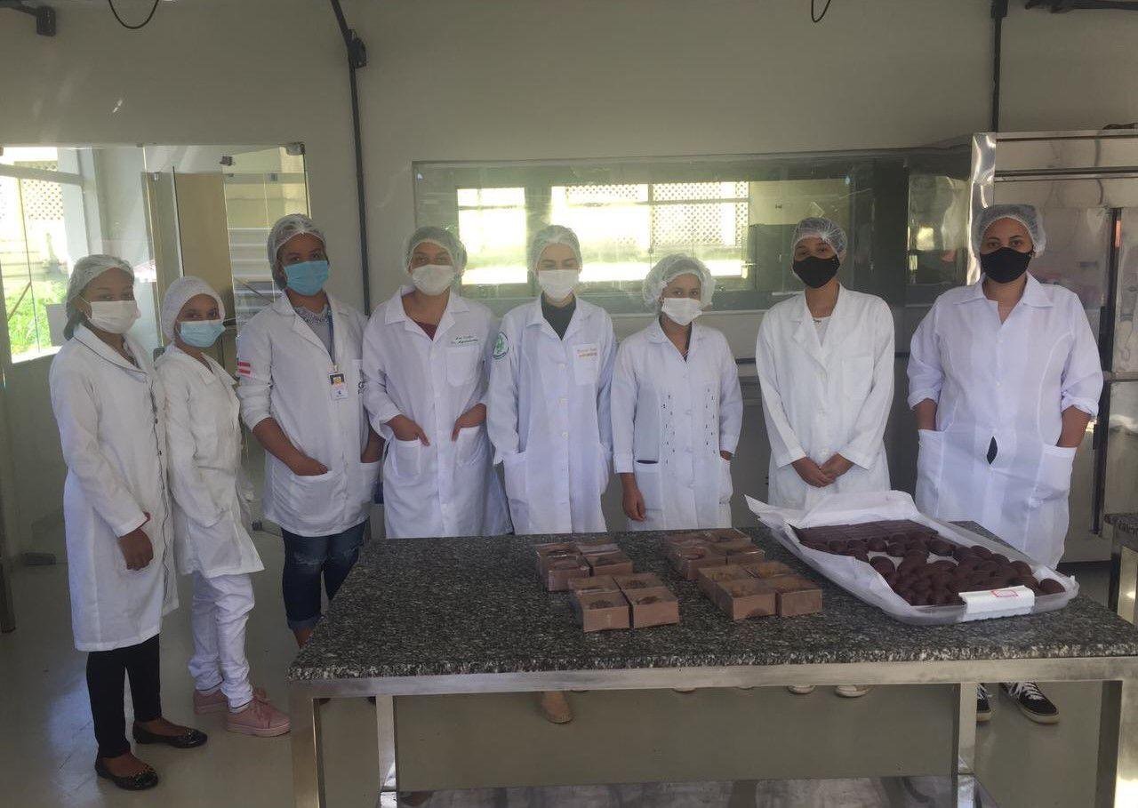 PRODUÇÃO DE OVOS DE PÁSCOA REFORÇA ENSINO NAS FÁBRICAS-ESCOLAS DO CHOCOLATE PRODUÇÃO DE OVOS DE PÁSCOA REFORÇA ENSINO NAS FÁBRICAS-ESCOLAS DO CHOCOLATE