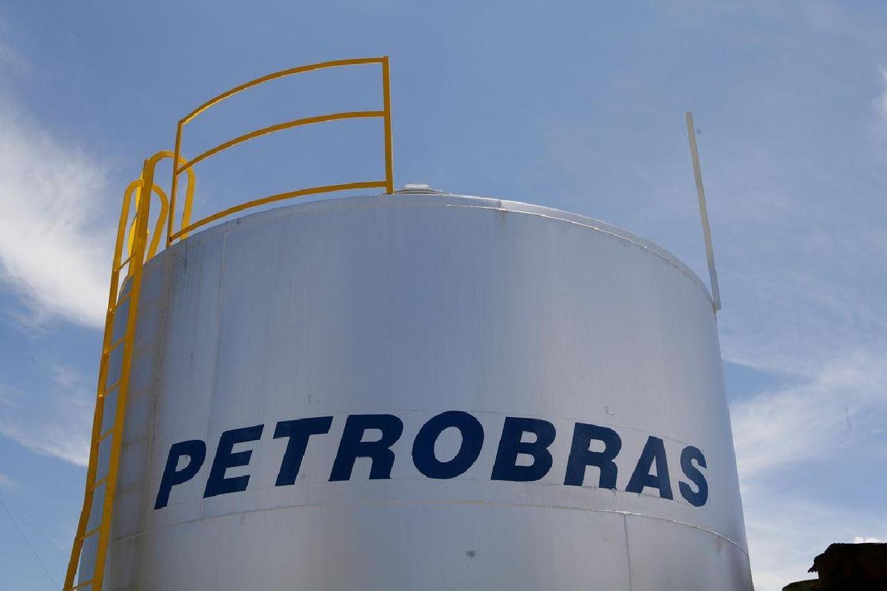 PETROBRAS REAJUSTA PREÇO DA GASOLINA EM 4% NAS REFINARIAS PETROBRAS REAJUSTA PREÇO DA GASOLINA EM 4% NAS REFINARIAS