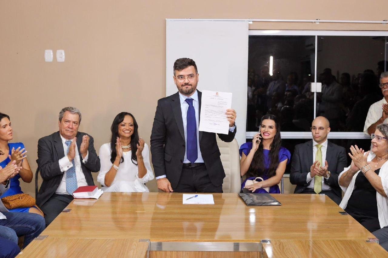 VALDERICO INICIA MANDATO COM ASSINATURA DE 27 DECRETOS VALDERICO INICIA MANDATO COM ASSINATURA DE 27 DECRETOS