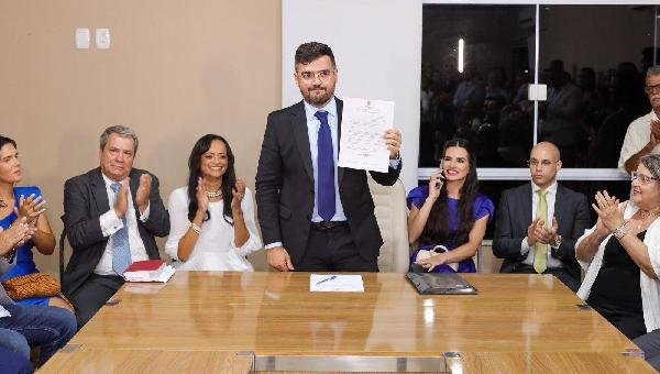 VALDERICO INICIA MANDATO COM ASSINATURA DE 27 DECRETOS 
