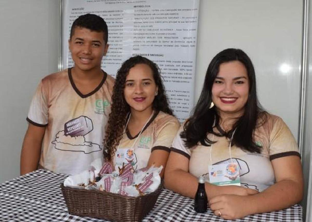 ESTUDANTES BAIANOS USAM CAFÉ PARA CRIAR VELAS E SABONETES QUE REPELEM MOSQUITO DA DENGUE ESTUDANTES BAIANOS USAM CAFÉ PARA CRIAR VELAS E SABONETES QUE REPELEM MOSQUITO DA DENGUE