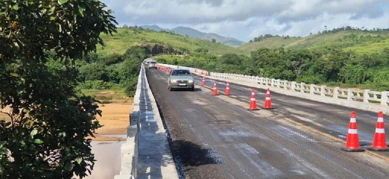 TRÁFEGO NA PONTE SOBRE O RIO JEQUITINHONHA É LIBERADO PARA ÔNIBUS E VEÍCULOS DE CARGA COM PBT ATÉ 33 TONELADAS