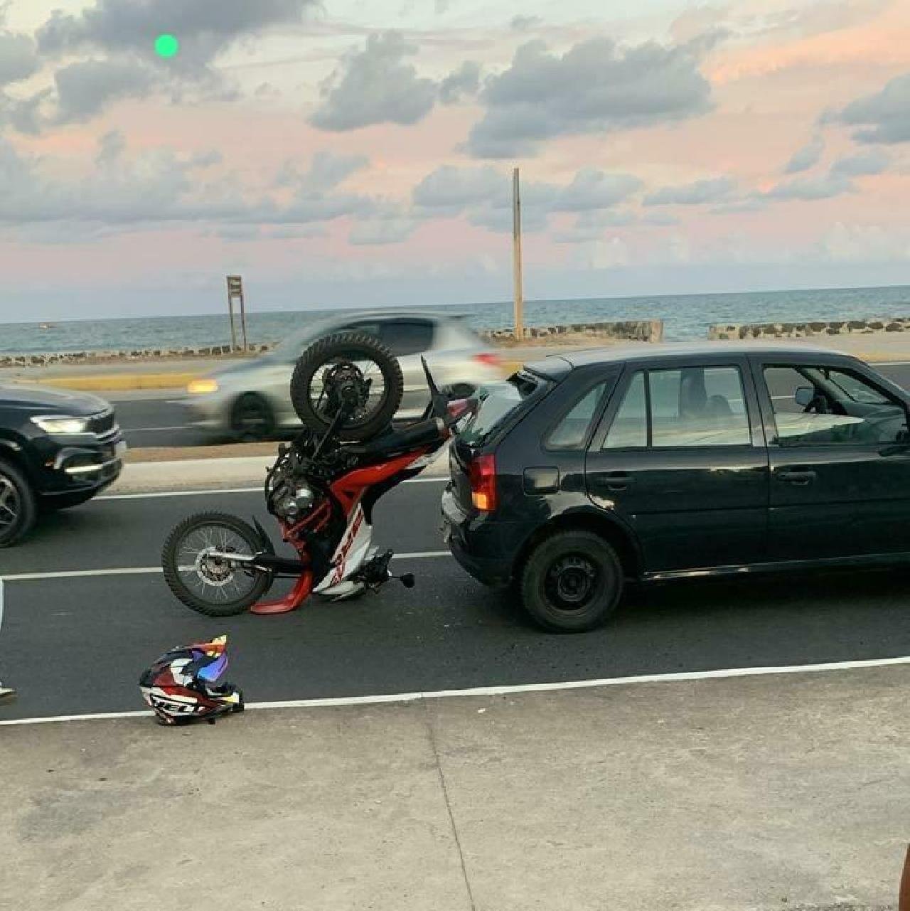 MOTO BATE EM CARRO NO ACESSO A PONTE JORGE AMADO MOTO BATE EM CARRO NO ACESSO A PONTE JORGE AMADO