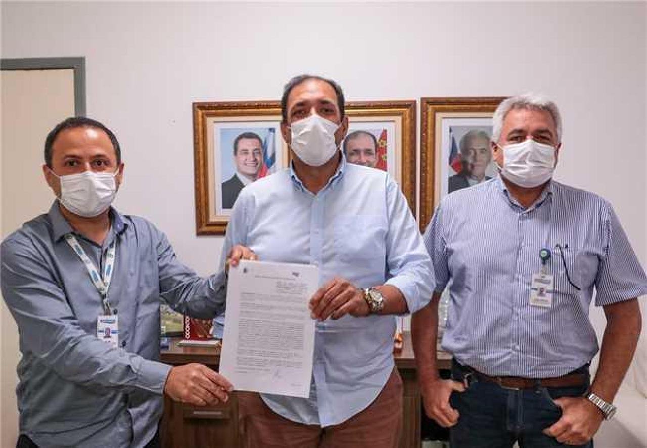 PREFEITO MÁRIO ALEXANDRE ASSINA ADITIVO CONTRATUAL COM A EMBASA PARA A EXPANSÃO DO SANEAMENTO BÁSICO PREFEITO MÁRIO ALEXANDRE ASSINA ADITIVO CONTRATUAL COM A EMBASA PARA A EXPANSÃO DO SANEAMENTO BÁSICO