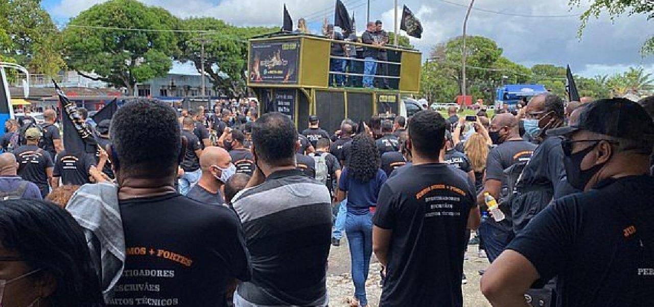 SINDICATO DE POLICIAIS CIVIS ANUNCIA SUSPENSÃO DAS ATIVIDADES NA BAHIA POR 24h NESTA QUINTA-FEIRA SINDICATO DE POLICIAIS CIVIS ANUNCIA SUSPENSÃO DAS ATIVIDADES NA BAHIA POR 24h NESTA QUINTA-FEIRA