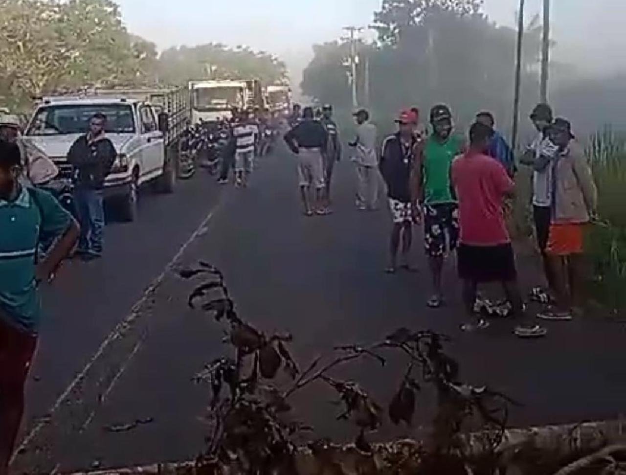 MORADORES FECHAM RODOVIA BA-262 ENTRE ILHÉUS E URUÇUCA MORADORES FECHAM RODOVIA BA-262 ENTRE ILHÉUS E URUÇUCA