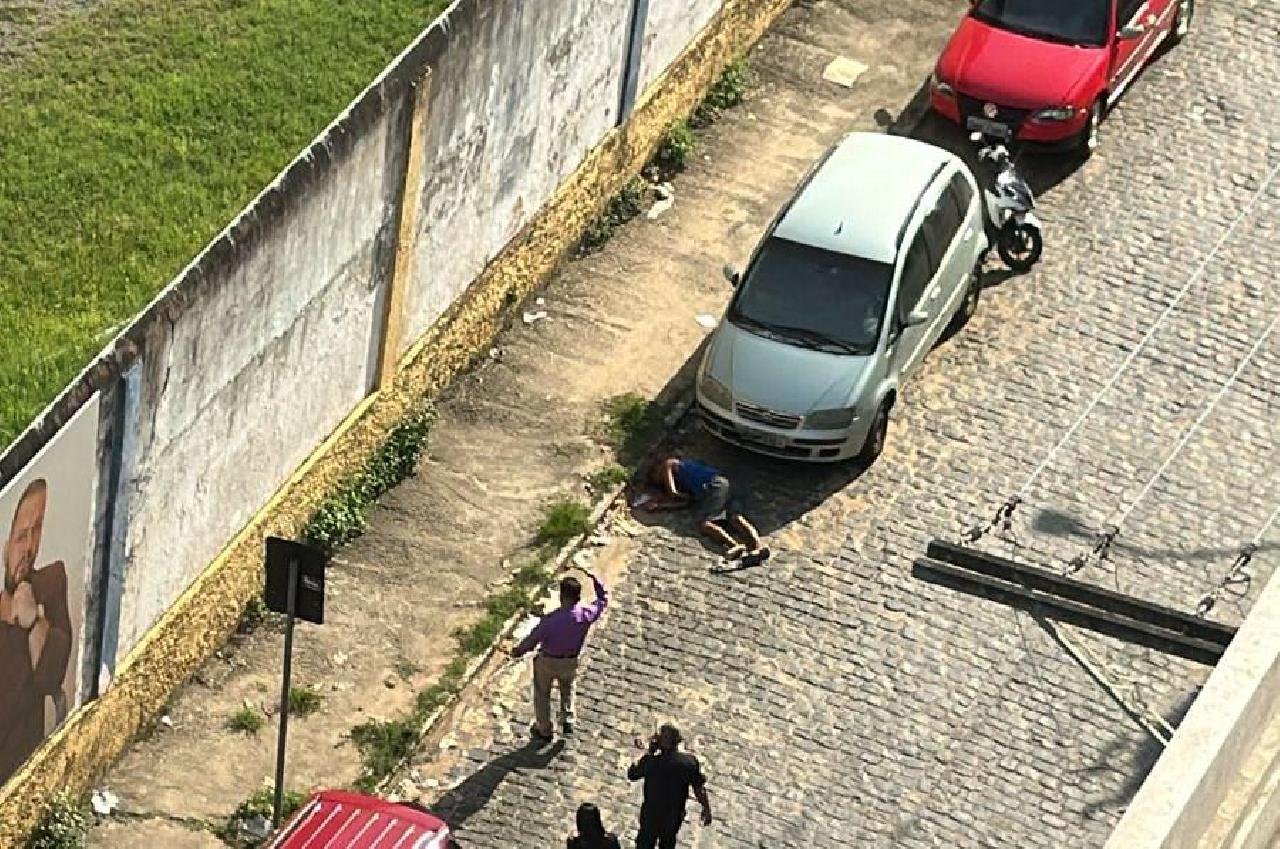 HOMEM É ASSASSINADO EM FRENTE À EDIFÍCIO EMPRESARIAL NO CENTRO DE ILHÉUS HOMEM É ASSASSINADO EM FRENTE À EDIFÍCIO EMPRESARIAL NO CENTRO DE ILHÉUS
