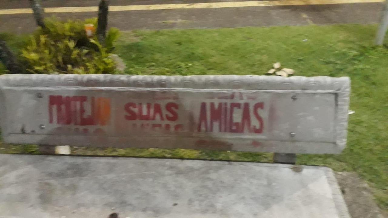 BANCOS DA PRAÇA RUI BARBOSA SÃO ALVO DE PICHAÇÕES EM ILHÉUS BANCOS DA PRAÇA RUI BARBOSA SÃO ALVO DE PICHAÇÕES EM ILHÉUS