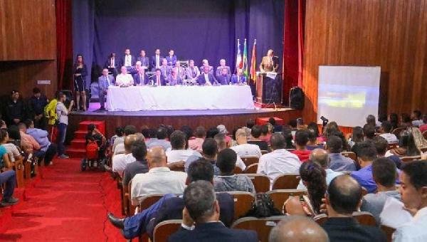 ILHÉUS: CONDIÇÃO RUIM DO AR CONDICIONADO ADIA SESSÕES DO LEGISLATIVO NO TEATRO MUNICIPAL