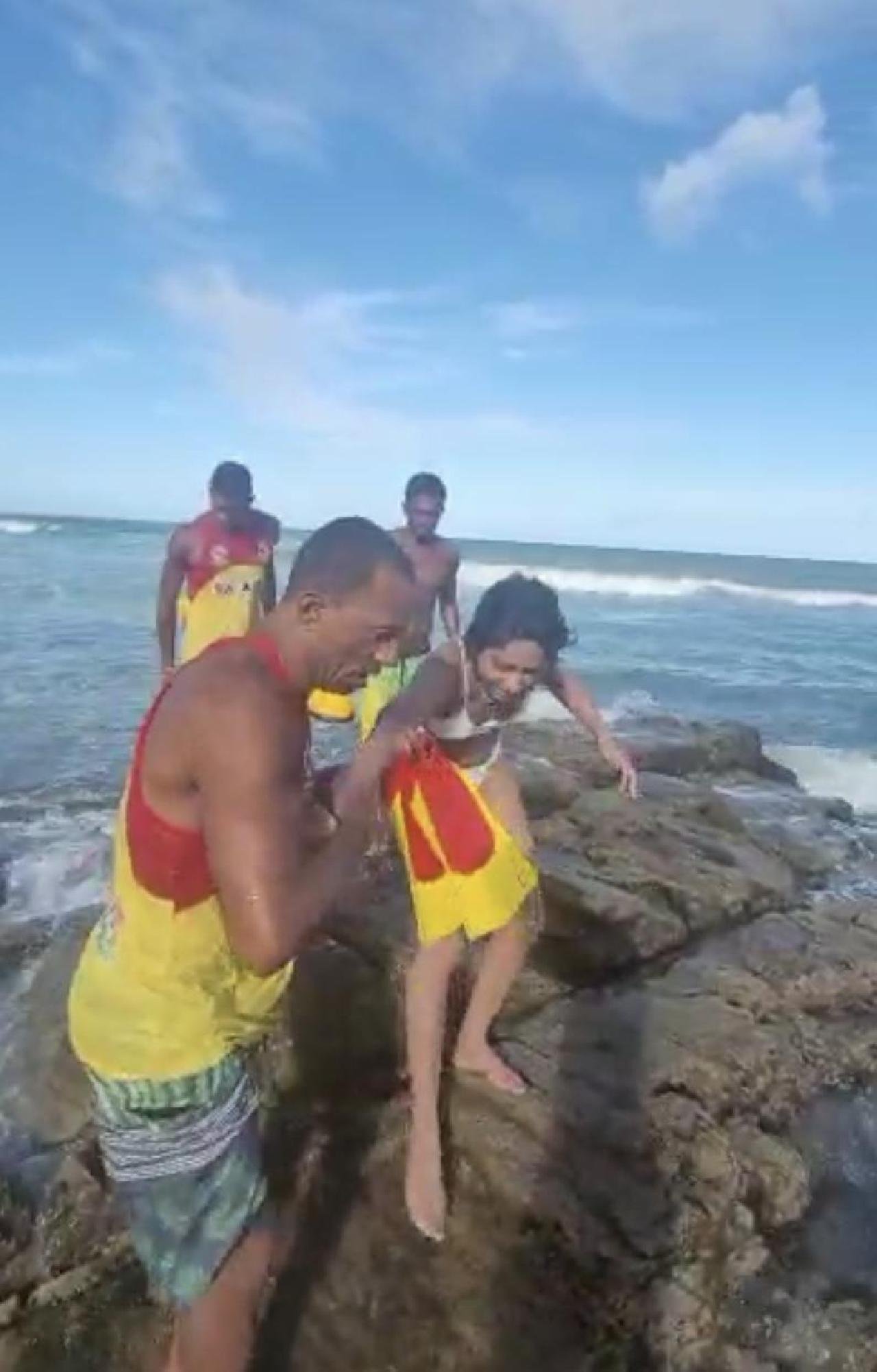 ITACARÉ: TURISTA TENTA SE JOGAR EM ÁREA DE RISCO E É IMPEDIDA POR SALVA-VIDAS  ITACARÉ: TURISTA TENTA SE JOGAR EM ÁREA DE RISCO E É IMPEDIDA POR SALVA-VIDAS