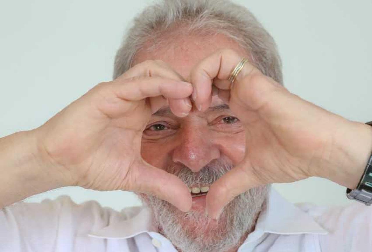 LULA ESTÁ NAMORANDO E PRETENDE CASAR, REVELA EX-MINISTRO