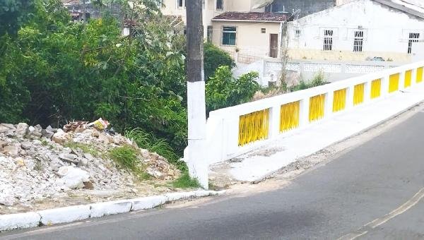 ENTULHOS SÃO DEIXADOS AO LADO DO VIADUTO CATALÃO APÓS CONCLUSÃO DA OBRA 