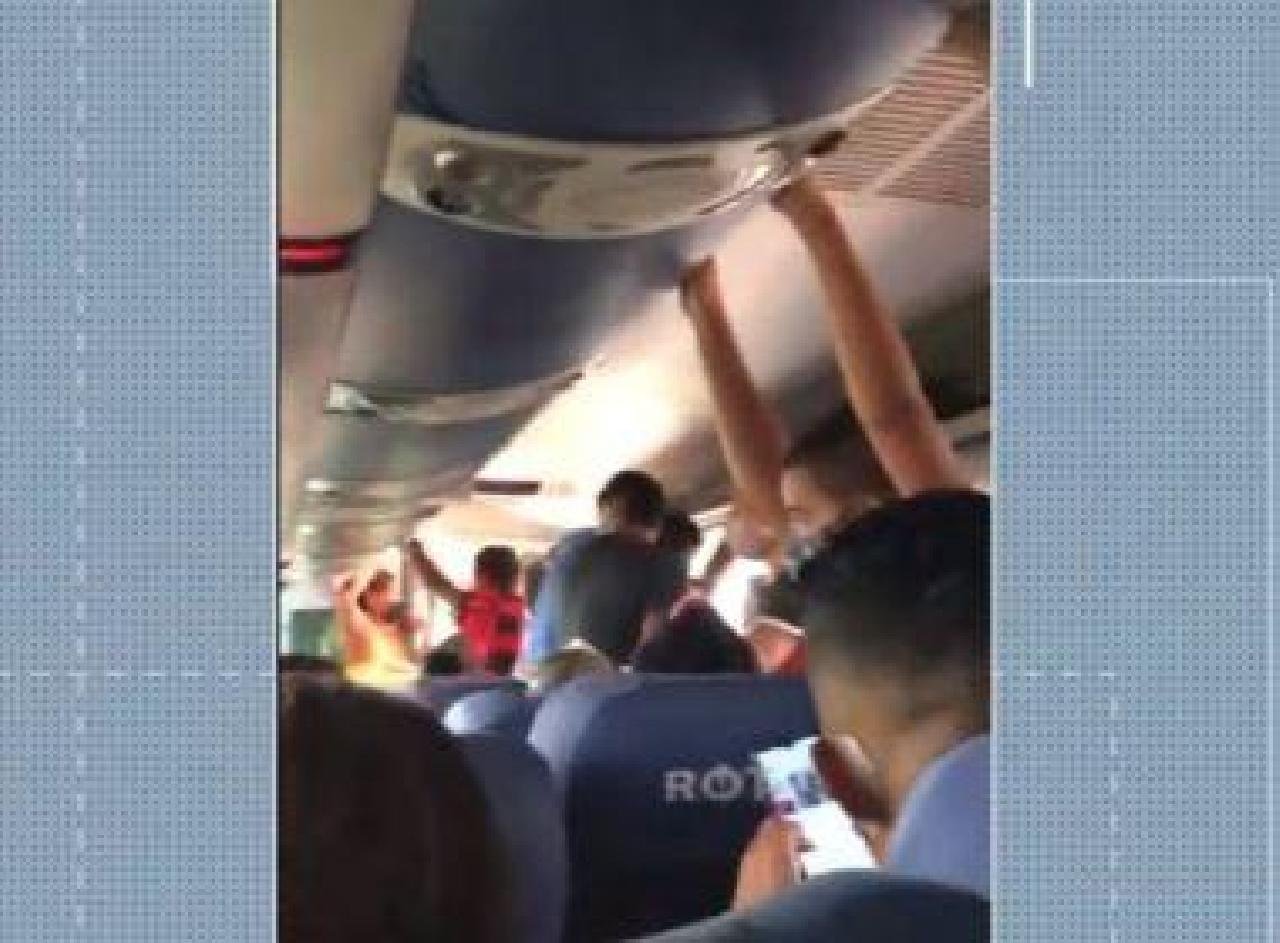 CONQUISTA: PASSAGEIRA RELATA SUPERLOTAÇÃO EM ÔNIBUS DE VIAGEM INTERMUNICIPAL CONQUISTA: PASSAGEIRA RELATA SUPERLOTAÇÃO EM ÔNIBUS DE VIAGEM INTERMUNICIPAL