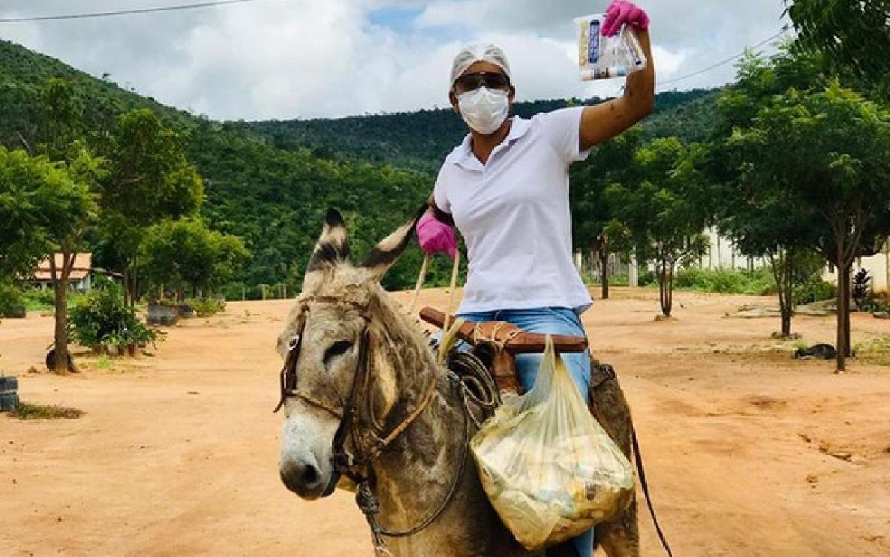 ENFERMEIRA SE DESLOCA DE JEGUE PARA ATENDER FAMÍLIAS NA ÁREA RURAL DE BOA VISTA DO TUPIM E AJUDAR NA PREVENÇÃO À COVID-19 ENFERMEIRA SE DESLOCA DE JEGUE PARA ATENDER FAMÍLIAS NA ÁREA RURAL DE BOA VISTA DO TUPIM E AJUDAR NA PREVENÇÃO À COVID-19