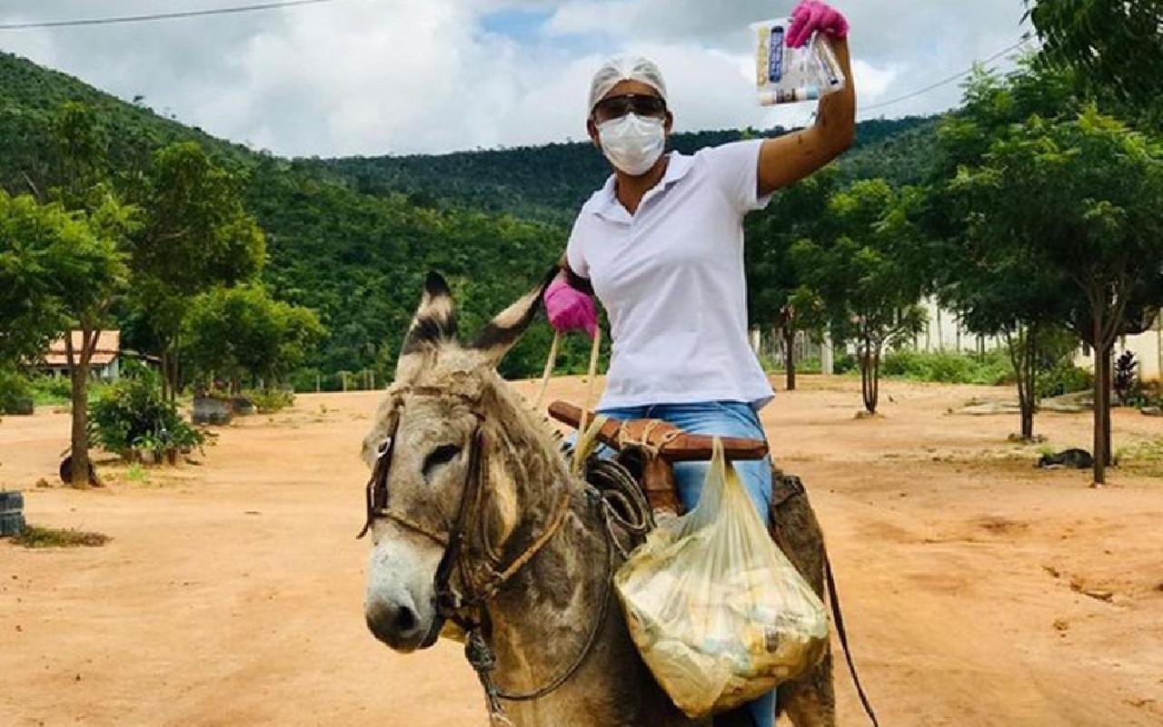 ENFERMEIRA SE DESLOCA DE JEGUE PARA ATENDER FAMÍLIAS NA ÁREA RURAL DE BOA VISTA DO TUPIM E AJUDAR NA PREVENÇÃO À COVID-19