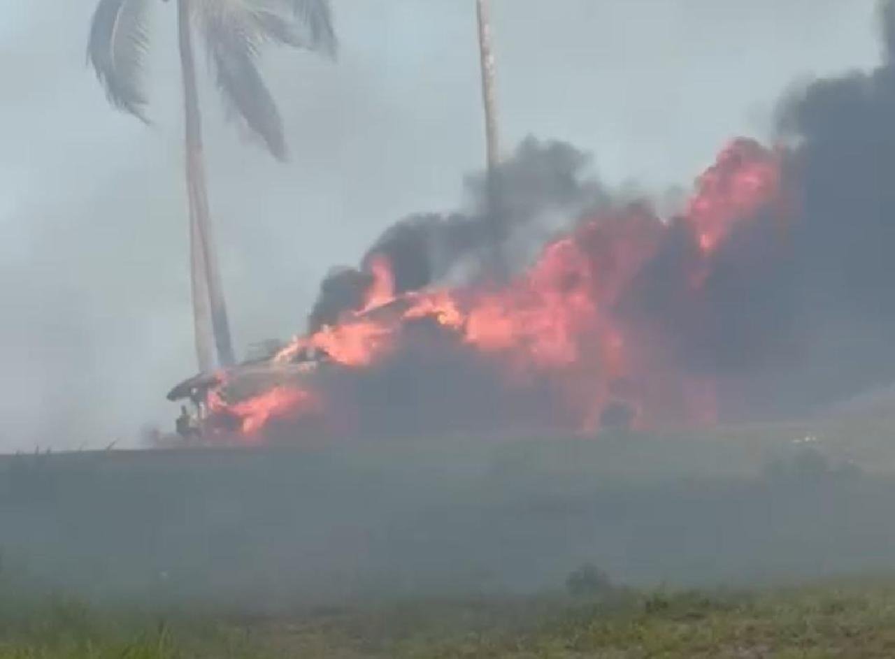 CARRO PEGA FOGO NO CURURUPE E BLOQUEIA TRÂNSITO NA REGIÃO