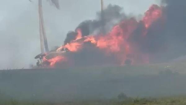 CARRO PEGA FOGO NO CURURUPE E BLOQUEIA TRÂNSITO NA REGIÃO